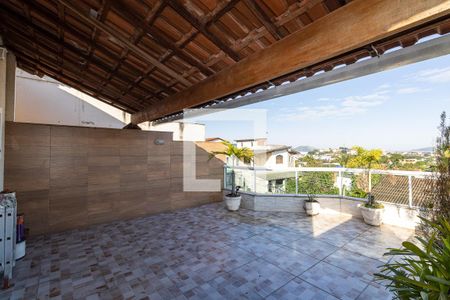 Casa à venda com 250m², 3 quartos e 1 vaga Casa à venda com 250m², 3 quartos e 1 vagaTerraço