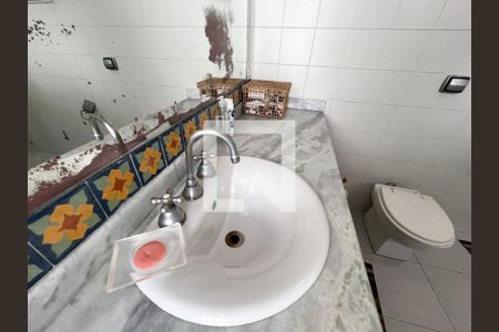 Casa à venda com 300m², 5 quartos e 4 vagasBanheiro Corredor