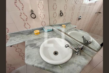 Casa à venda com 300m², 5 quartos e 4 vagasBanheiro da Suíte