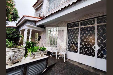 Casa de condomínio à venda com 300m², 4 quartos e 3 vagasFachada