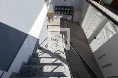Casa de condomínio para alugar com 65m², 2 quartos e 1 vagaEscada - Entrada