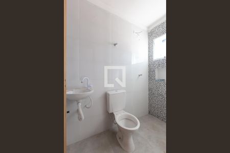 Casa de condomínio para alugar com 65m², 2 quartos e 1 vagaBanheiro da Suíte 1 