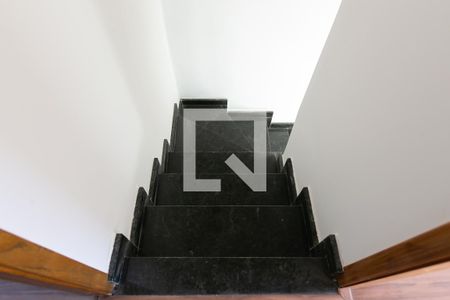 Casa de condomínio para alugar com 65m², 2 quartos e 1 vagaEscada 