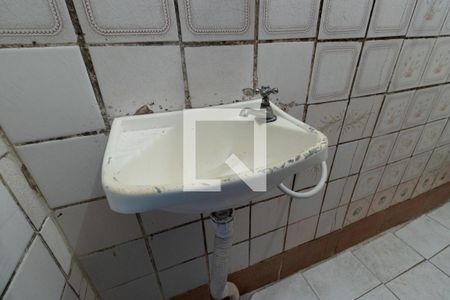 Detalhe do banheiro de casa para alugar com 1 quarto, 24m² em Vila Sabrina, São Paulo