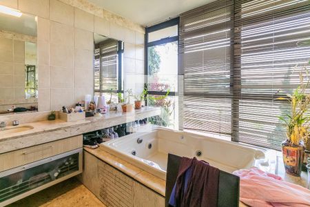 Casa à venda com 7272m², 5 quartos e 20 vagasBanheiro da Suíte 2