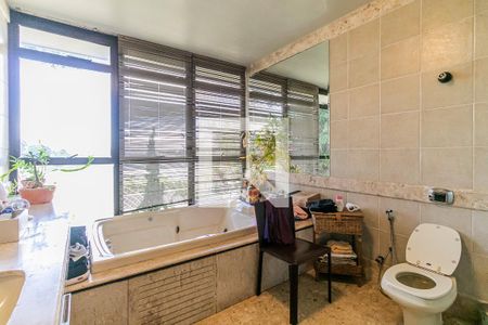 Casa à venda com 7272m², 5 quartos e 20 vagasBanheiro da Suíte 2