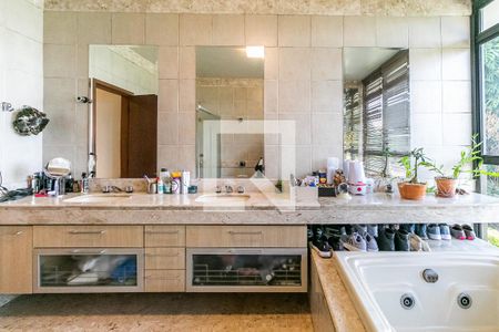 Casa à venda com 7272m², 5 quartos e 20 vagasBanheiro da Suíte 2