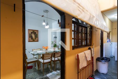 Casa à venda com 200m², 4 quartos e 4 vagasCorredor Lateral