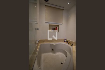 Apartamento à venda com 394m², 5 quartos e 4 vagasBanheiro da Suíte 1