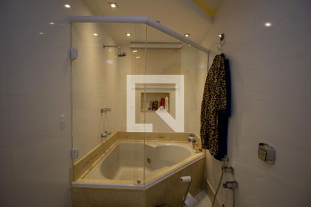 Apartamento à venda com 394m², 5 quartos e 4 vagasBanheiro da Suíte 1