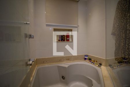 Apartamento à venda com 394m², 5 quartos e 4 vagasBanheiro da Suíte 1