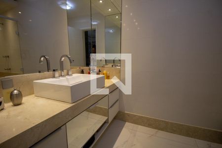 Apartamento à venda com 394m², 5 quartos e 4 vagasBanheiro da Suíte 1