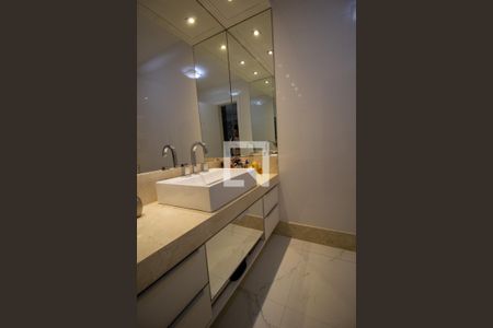 Apartamento à venda com 394m², 5 quartos e 4 vagasBanheiro da Suíte 1