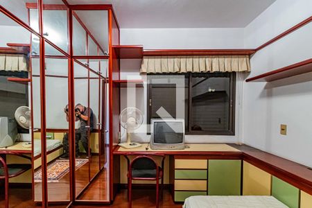 Casa de condomínio à venda com 820m², 4 quartos e 6 vagasQuarto