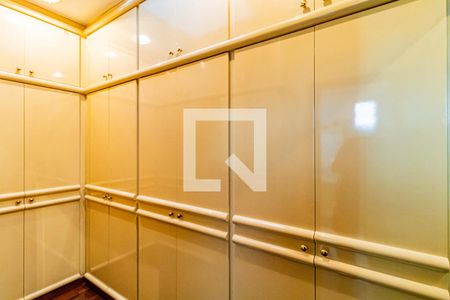 Casa de condomínio à venda com 820m², 4 quartos e 6 vagasSuite 01 - Closet