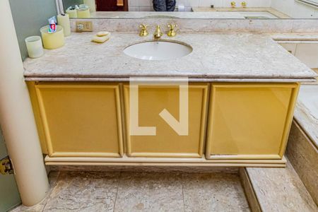 Casa de condomínio à venda com 820m², 4 quartos e 6 vagasSuite 01 - Banheiro