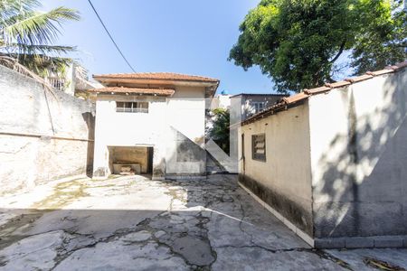 Casa à venda com 100m², 2 quartos e 2 vagas Casa à venda com 100m², 2 quartos e 2 vagasQuintal