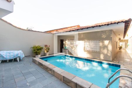 Casa à venda com 220m², 3 quartos e 2 vagasPiscina