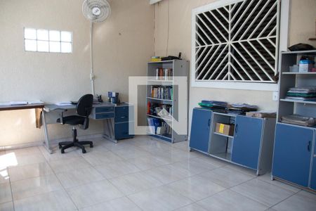 Casa à venda com 200m², 5 quartos e 2 vagas Casa à venda com 200m², 5 quartos e 2 vagasEscritório