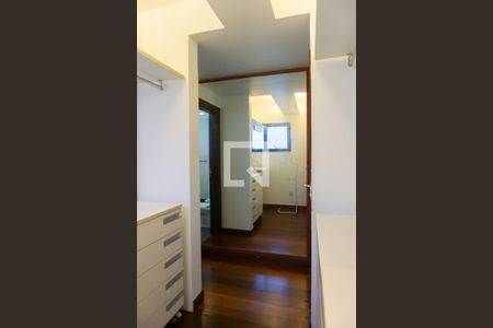 Apartamento à venda com 256m², 4 quartos e 4 vagasCloset