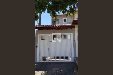 Casa à venda com 200m², 3 quartos e 3 vagas Casa à venda com 200m², 3 quartos e 3 vagasFachada