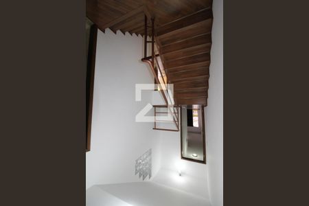 Escada de casa para alugar com 3 quartos, 160m² em Vila California, São Paulo