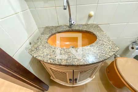 Casa para alugar com 220m², 3 quartos e 2 vagasBanheiro Social