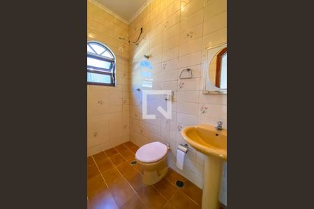 Casa para alugar com 220m², 3 quartos e 2 vagasBanheiro da Edícula