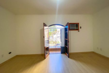 Casa para alugar com 220m², 3 quartos e 2 vagasSuíte