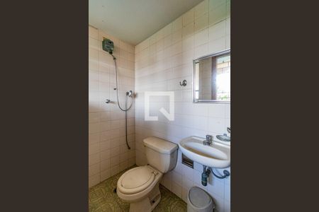 Casa à venda com 600m², 4 quartos e 4 vagasBanheiro piso inferior