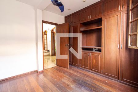 Casa à venda com 371m², 5 quartos e 6 vagas Casa à venda com 371m², 5 quartos e 6 vagasQuarto 4