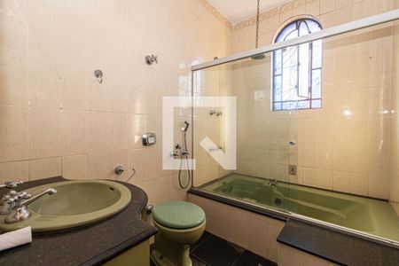 Casa à venda com 371m², 5 quartos e 6 vagas Casa à venda com 371m², 5 quartos e 6 vagasBanheiro