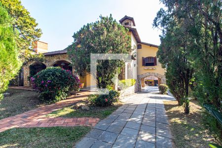 Casa à venda com 371m², 5 quartos e 6 vagas Casa à venda com 371m², 5 quartos e 6 vagasFachada