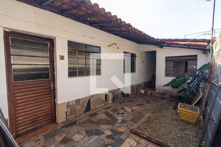 Casa à venda com 371m², 5 quartos e 6 vagas Casa à venda com 371m², 5 quartos e 6 vagasQuintal