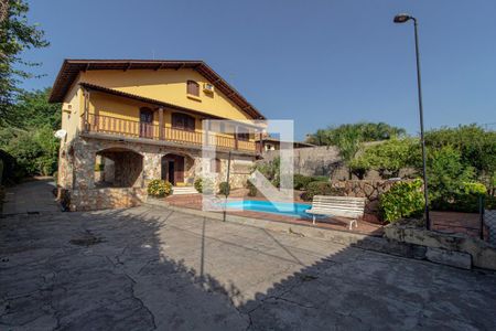 Casa à venda com 371m², 5 quartos e 6 vagas Casa à venda com 371m², 5 quartos e 6 vagasFachada