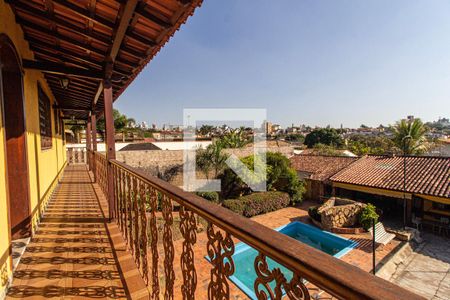 Casa à venda com 371m², 5 quartos e 6 vagas Casa à venda com 371m², 5 quartos e 6 vagasSacada