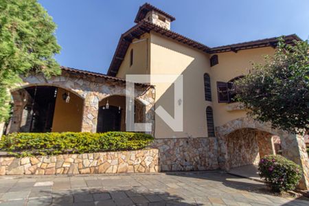 Casa à venda com 371m², 5 quartos e 6 vagas Casa à venda com 371m², 5 quartos e 6 vagasÁrea externa