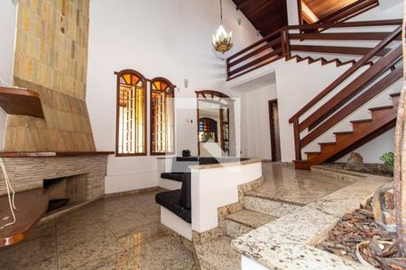 Casa à venda com 371m², 5 quartos e 6 vagas Casa à venda com 371m², 5 quartos e 6 vagasLareira