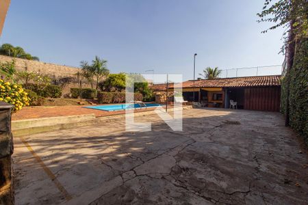 Casa à venda com 371m², 5 quartos e 6 vagas Casa à venda com 371m², 5 quartos e 6 vagasÁrea comum - Piscina