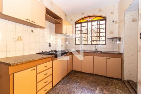 Casa à venda com 371m², 5 quartos e 6 vagas Casa à venda com 371m², 5 quartos e 6 vagasCozinha