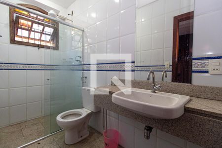 Casa à venda com 371m², 5 quartos e 6 vagas Casa à venda com 371m², 5 quartos e 6 vagasBanheiro