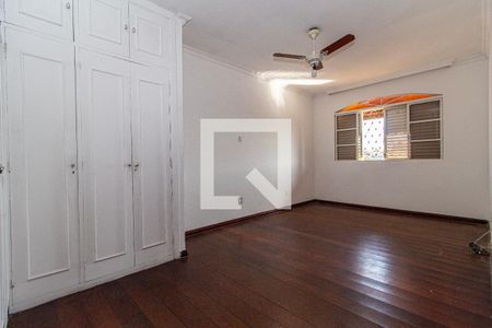 Casa à venda com 371m², 5 quartos e 6 vagas Casa à venda com 371m², 5 quartos e 6 vagasQuarto 2