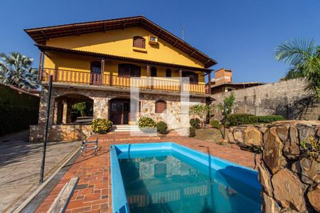 Casa à venda com 371m², 5 quartos e 6 vagas Casa à venda com 371m², 5 quartos e 6 vagasFachada