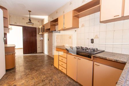 Casa à venda com 371m², 5 quartos e 6 vagas Casa à venda com 371m², 5 quartos e 6 vagasCozinha