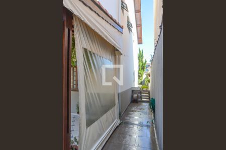 Casa à venda com 310m², 3 quartos e 3 vagasCorredor