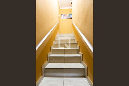 Escada  de casa para alugar com 2 quartos, 200m² em Conjunto Residencial José Bonifácio, São Paulo