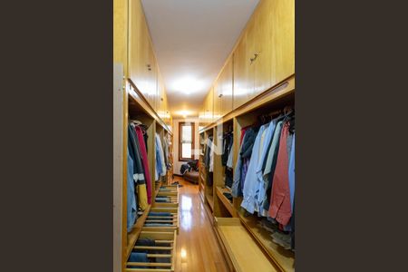 Casa à venda com 522m², 5 quartos e 5 vagas Casa à venda com 522m², 5 quartos e 5 vagasCloset do quarto