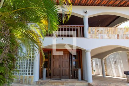 Casa à venda com 522m², 5 quartos e 5 vagas Casa à venda com 522m², 5 quartos e 5 vagasFachada