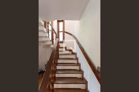 Casa à venda com 522m², 5 quartos e 5 vagas Casa à venda com 522m², 5 quartos e 5 vagasEscada