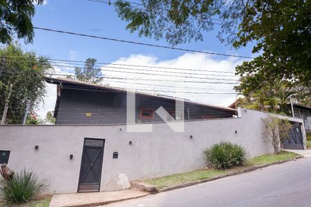 Casa de condomínio à venda com 460m², 4 quartos e 3 vagas Casa de condomínio à venda com 460m², 4 quartos e 3 vagasfachada